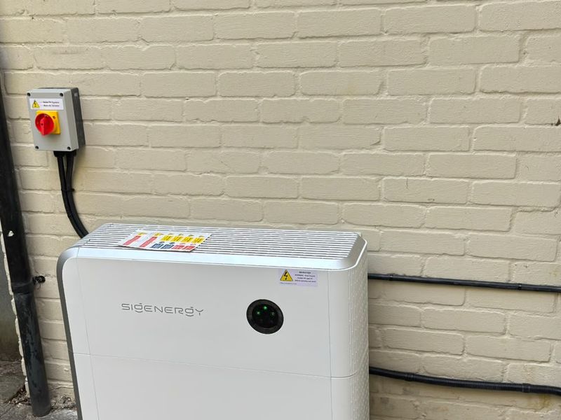 SigEnergy battery and isolator installed by Solent Solar